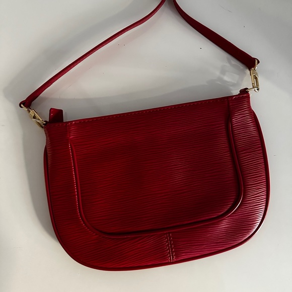 Louis Vuitton Sarvanga shoulder bag in red Epi leather - Picture 8 of 9